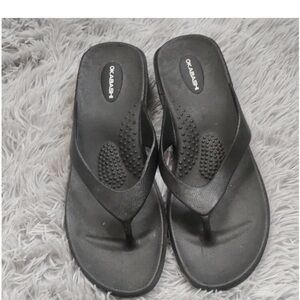 Okabashi black flip flops size M/L  like new condition condition.